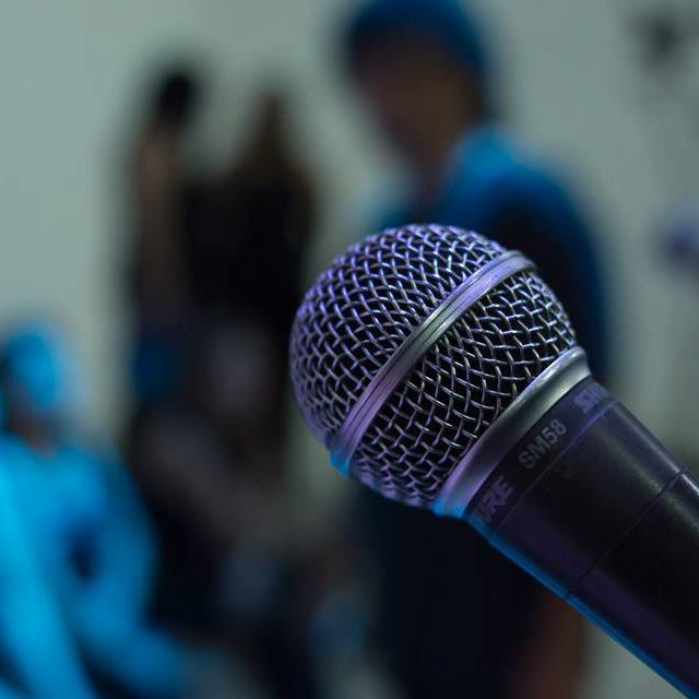 Si te gusta cantar, ven con nosotros. No necesitas tener conocimientos de música.